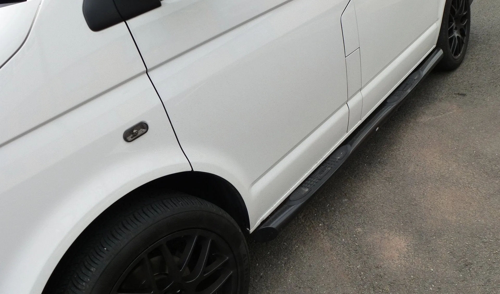 Black Powder Coated Steel Side Bars with Pads for Volkswagen Transporter T5 SWB