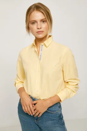 Camisa amarillo suave de algodón lavada con detalle bordado en el pecho