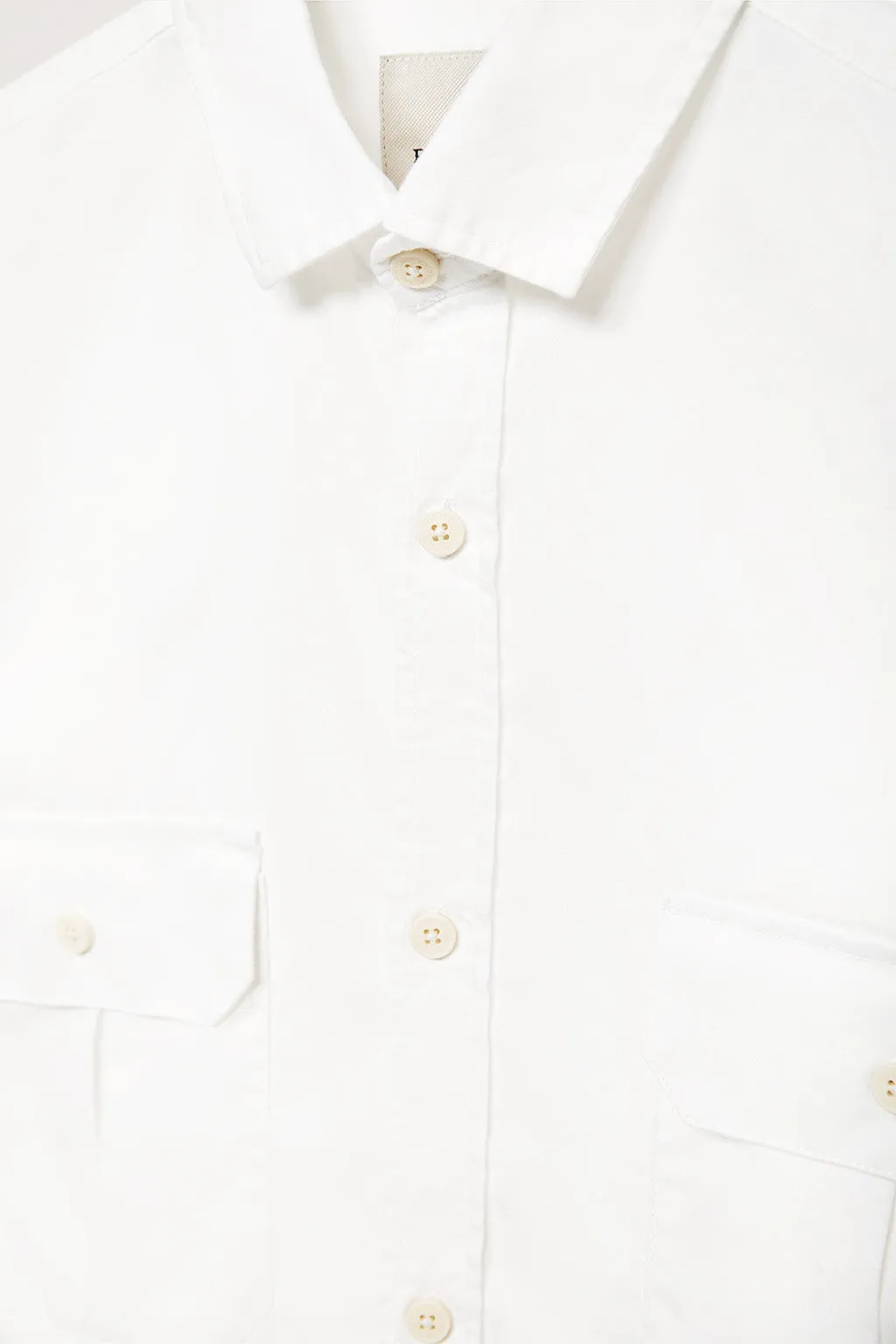 Camisa blanca delavé lisa de algodón con bolsillos en el pecho