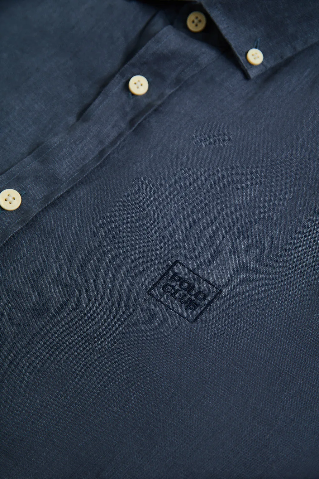 Camisa de lino azul marino con logo bordado