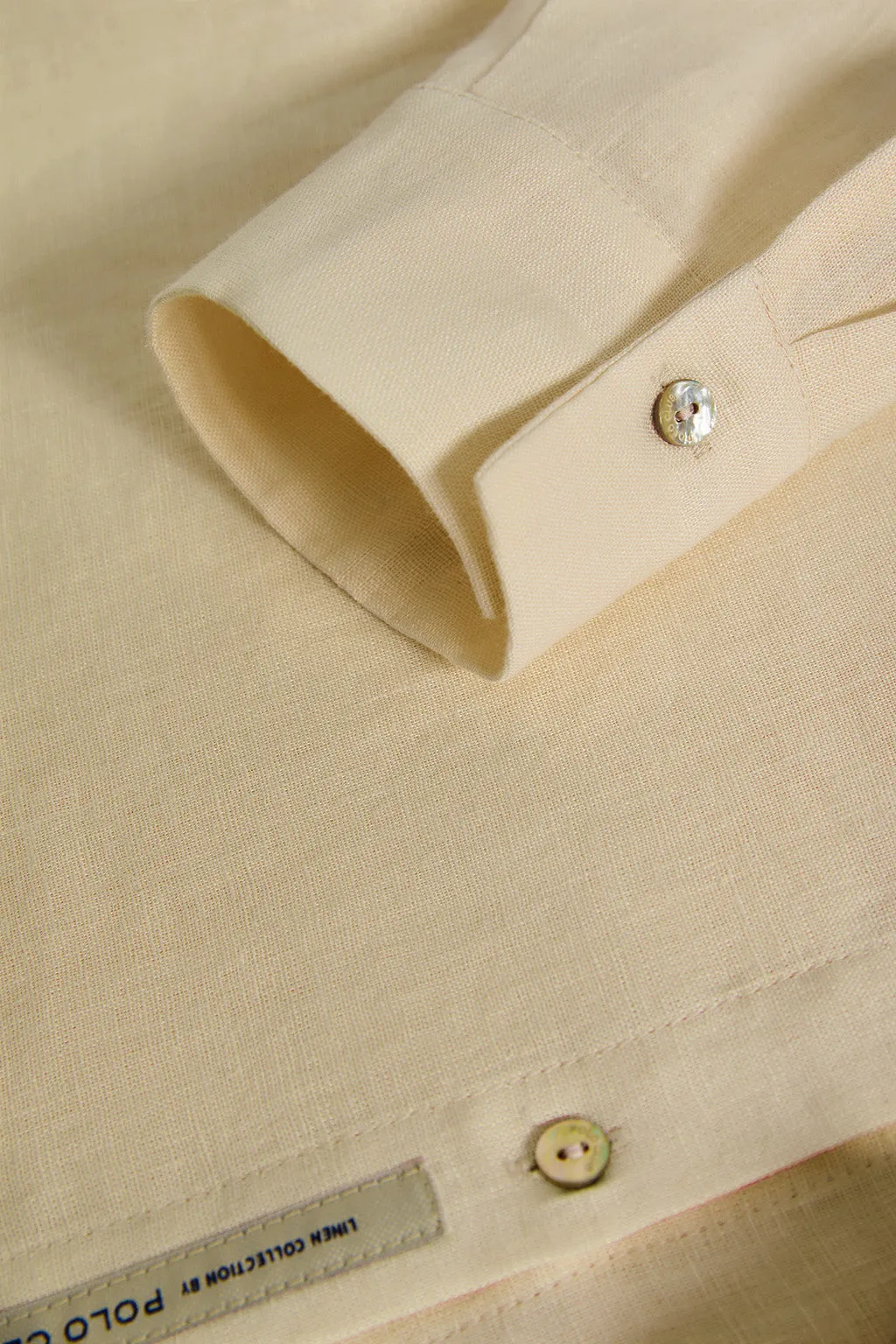 Camisa de lino beige con detalle bordado