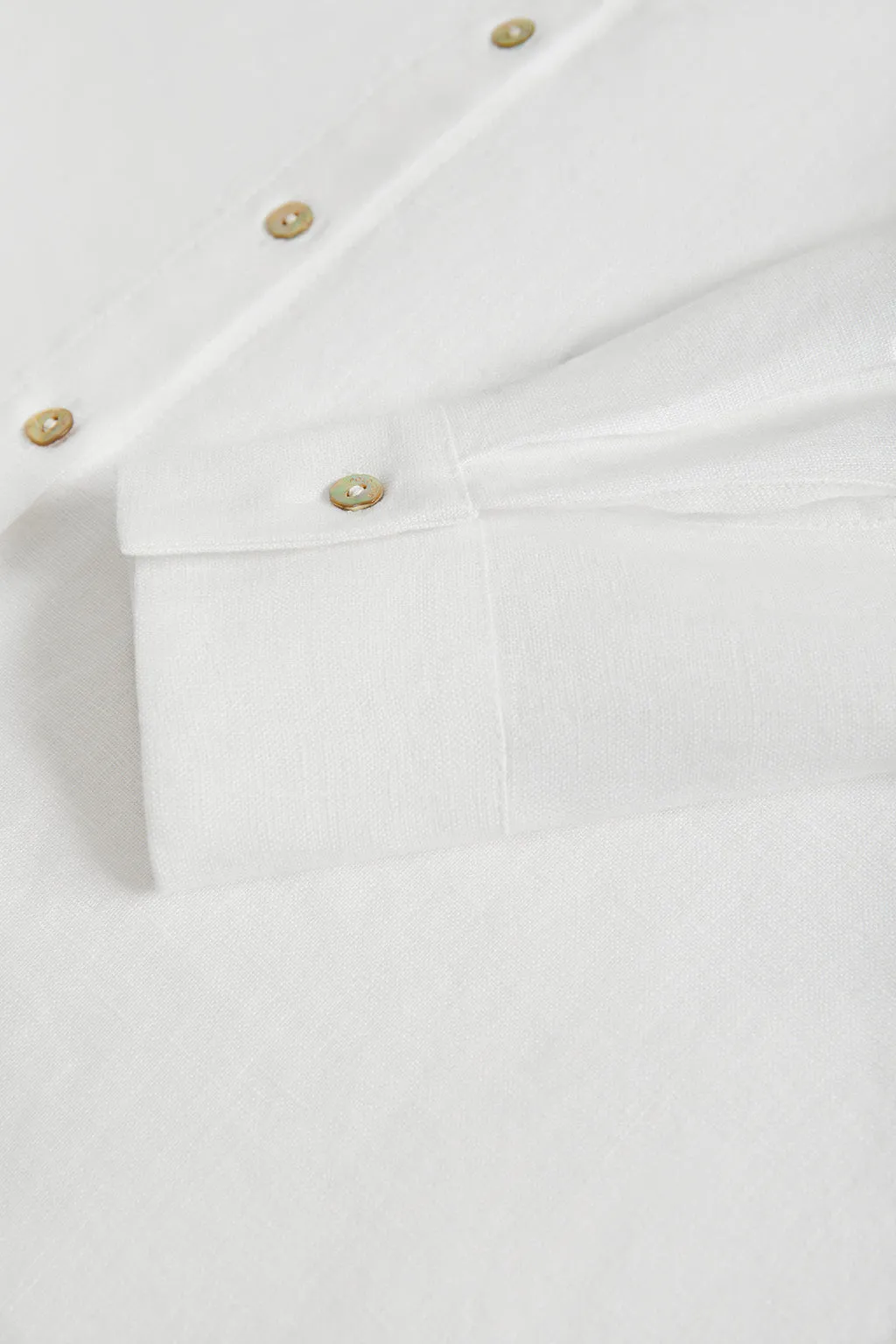 Camisa de lino blanca con detalle bordado