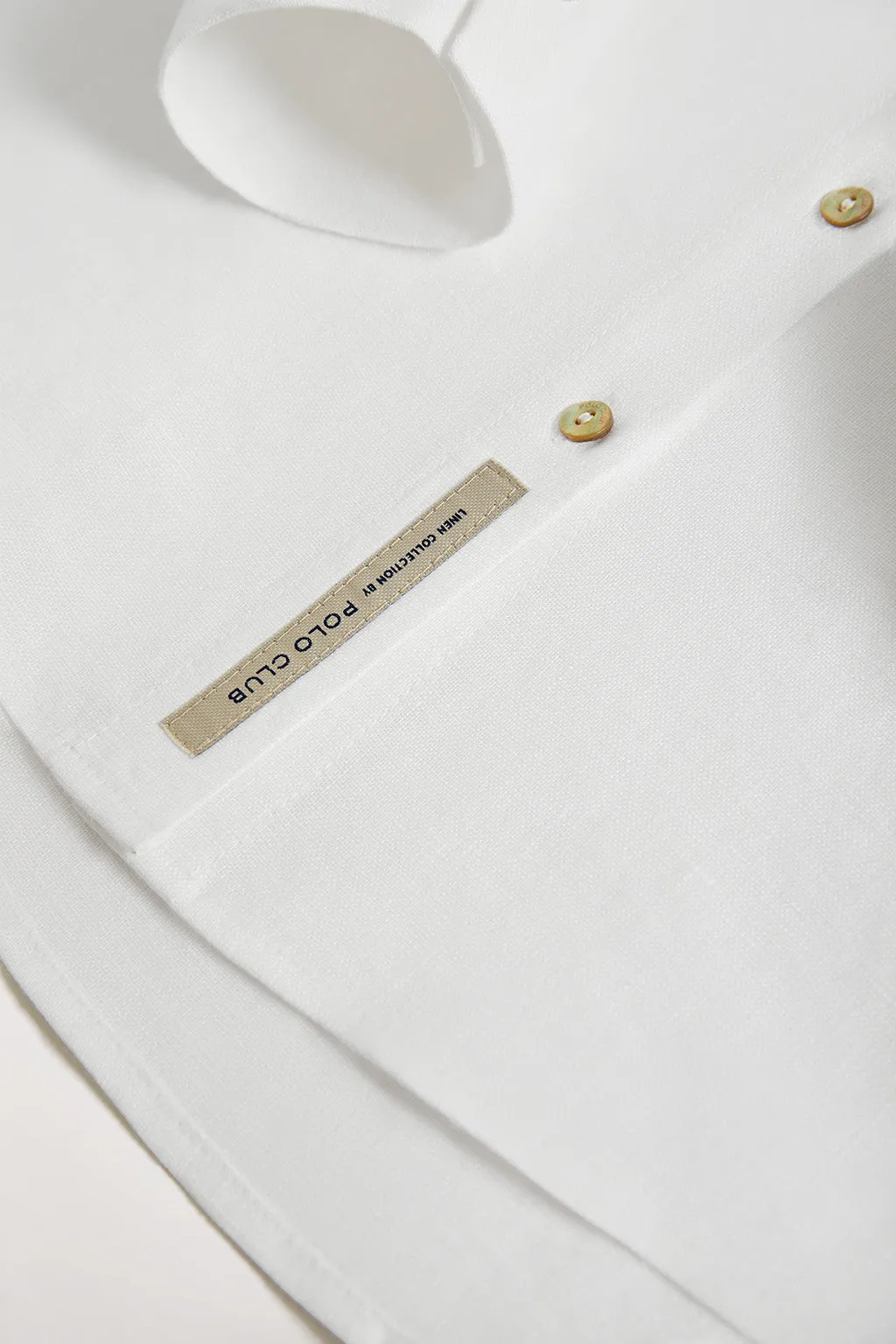 Camisa de lino blanca con detalle bordado