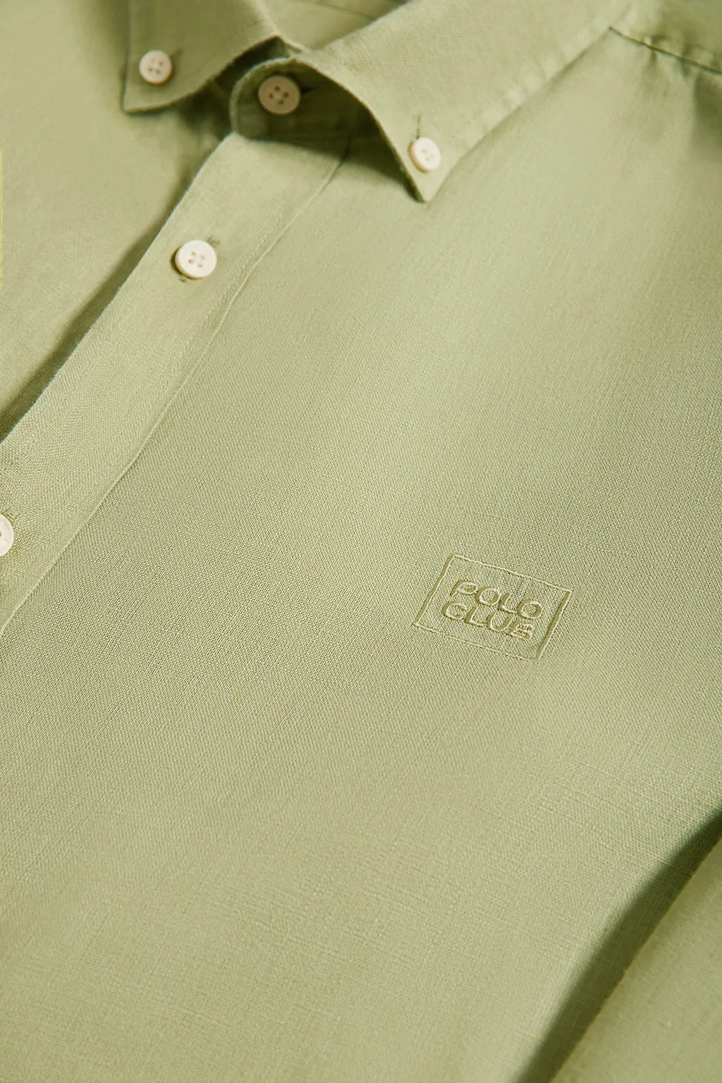 Camisa de lino verde con logo bordado