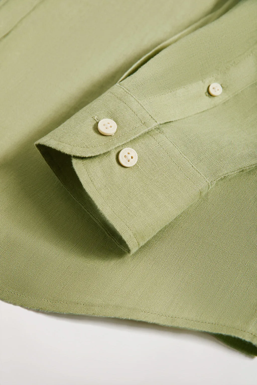 Camisa de lino verde con logo bordado