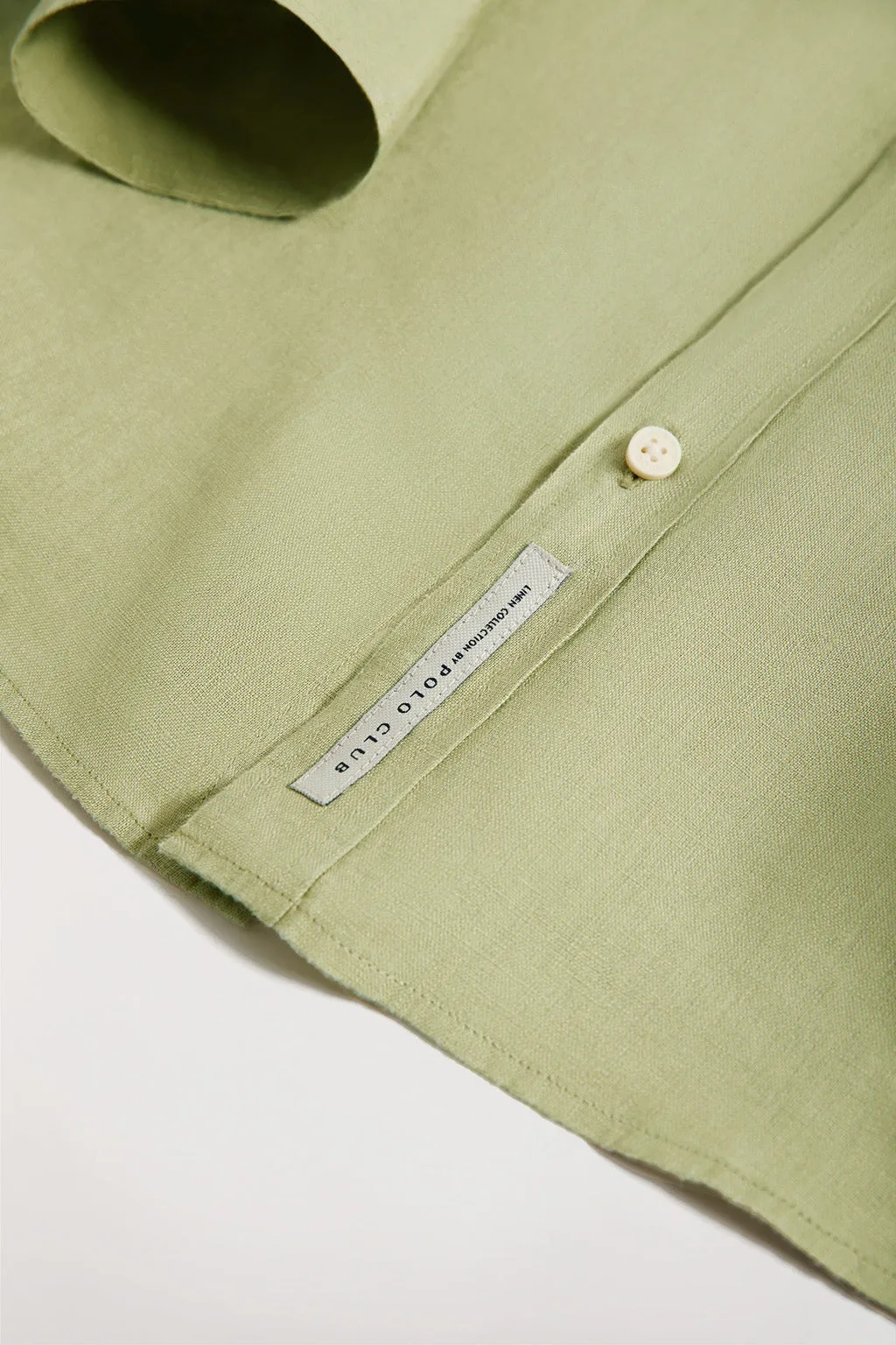 Camisa de lino verde con logo bordado