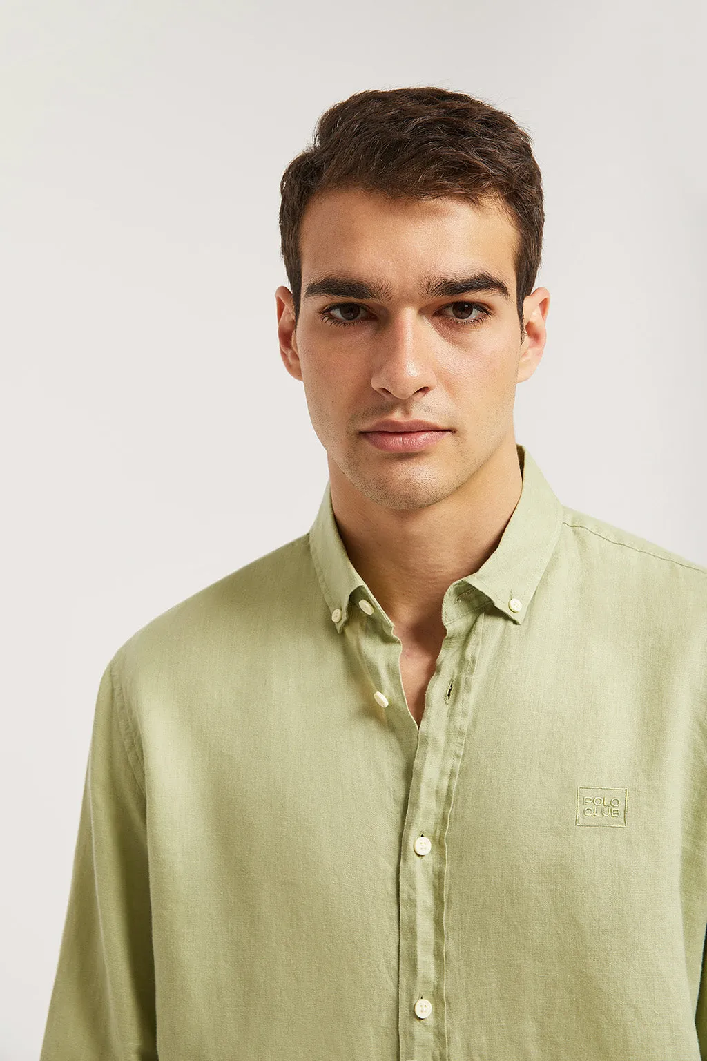 Camisa de lino verde con logo bordado