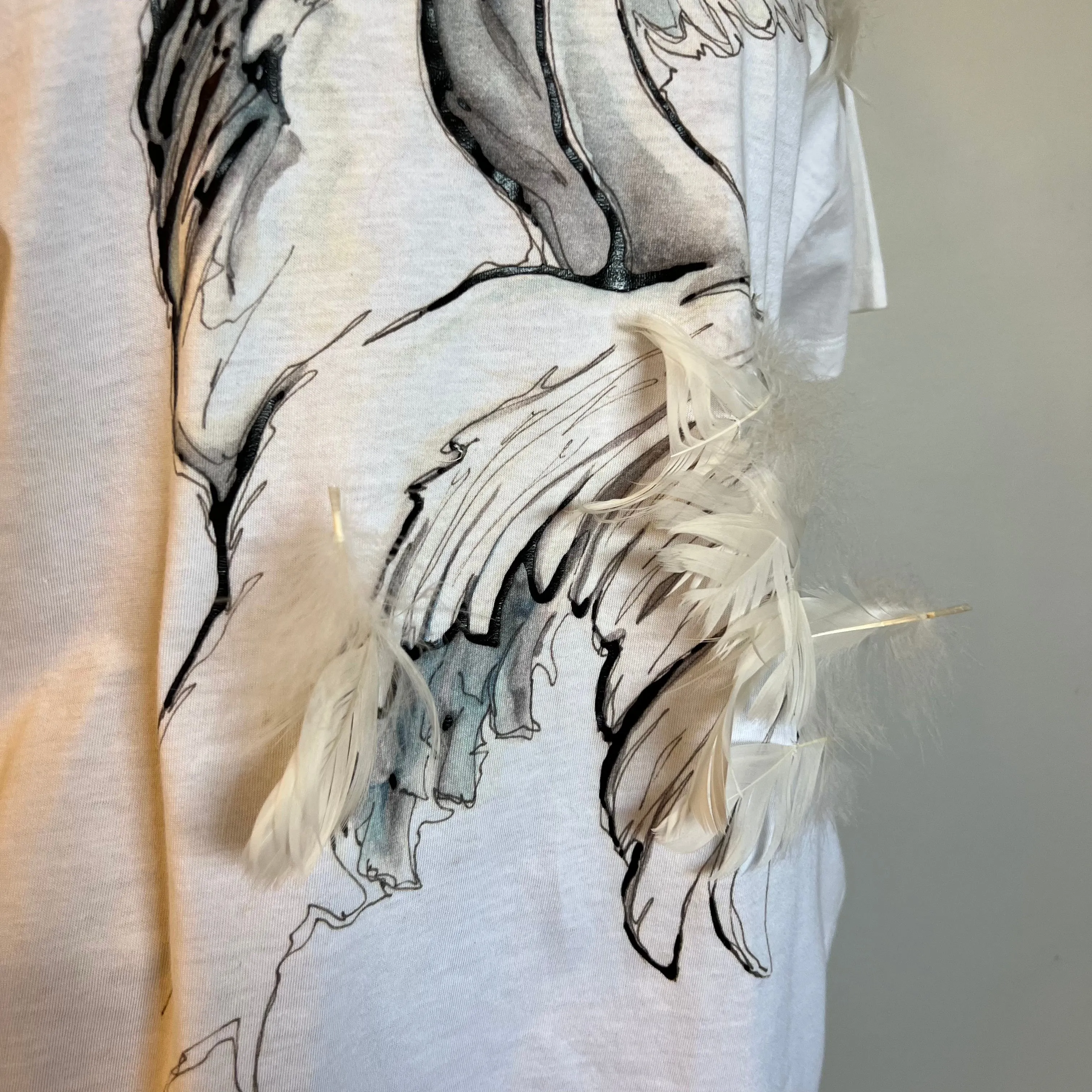 Camiseta Red Valentino Branca  Cisne Plumas