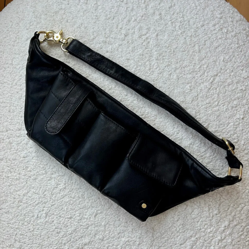 Cool leather bumbag with pocket details / 16010 - Black (Nero)