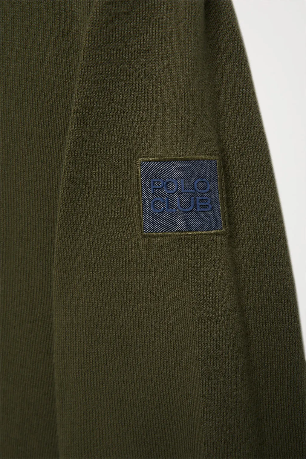 Jersey verde oliva con cuello de polo y cremallera con detalle en la manga