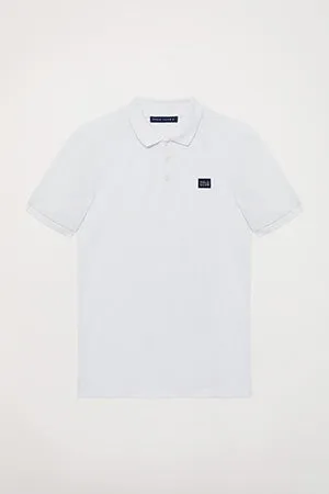 Polo blanco piqué con tapeta de tres botones y detalle Polo Club