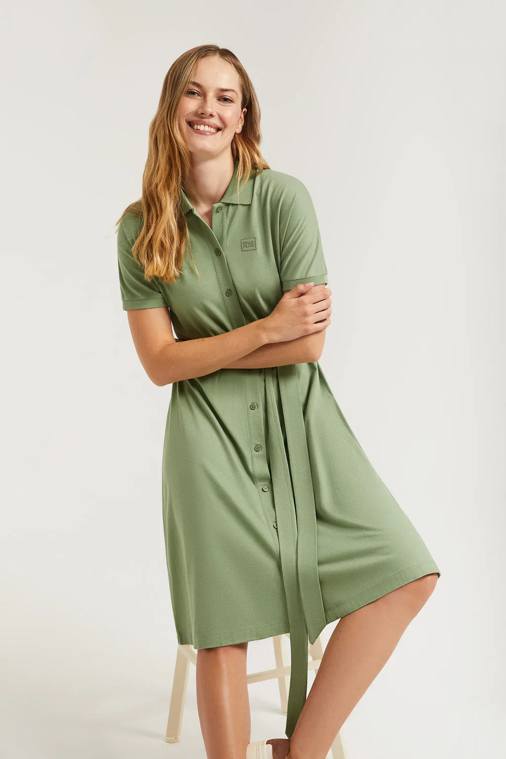 Vestido midi verde con logo bordado al tono